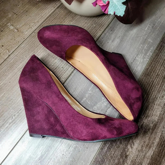 BANANA REPUBLIC Suede Round Toe Wedges Size 6 Wine Color - Picture 2 of 15